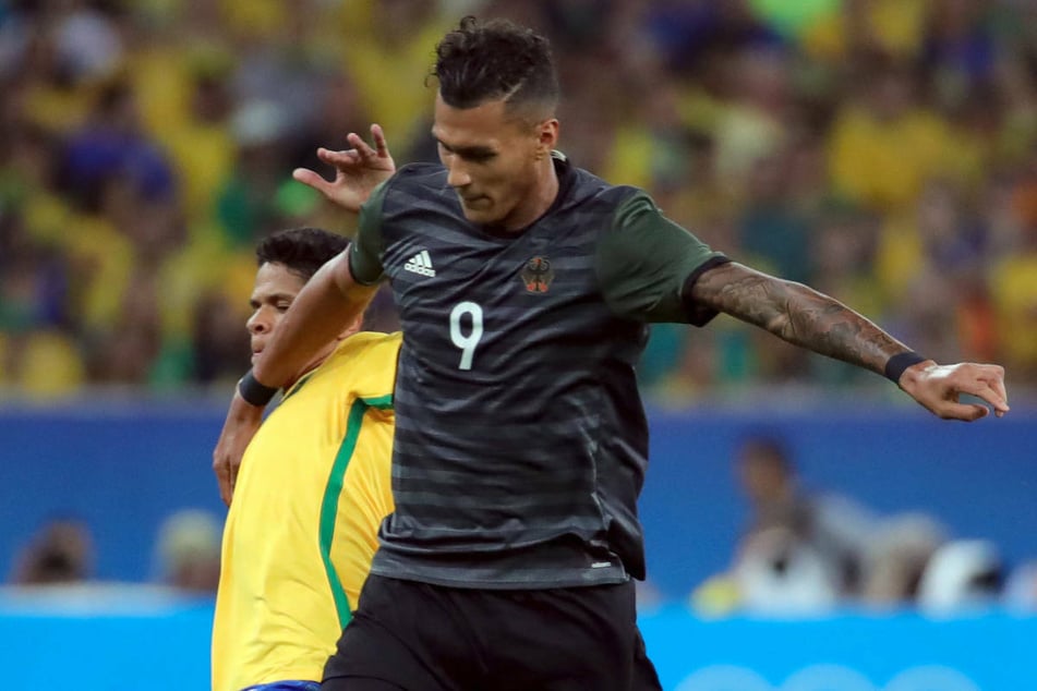 Davie Selke (r.) im Zweikampf mit dem Brasilianer Douglas Santos (27). Bei den Olympischen Spielen 2016 errang der Hertha-Stürmer mit der U23 die Silbermedaille.