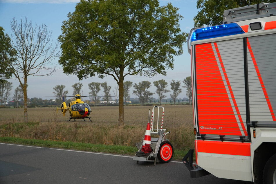 Ein Rettungshubschrauber landete, um den verletzten Fahrer medizinisch zu versorgen.