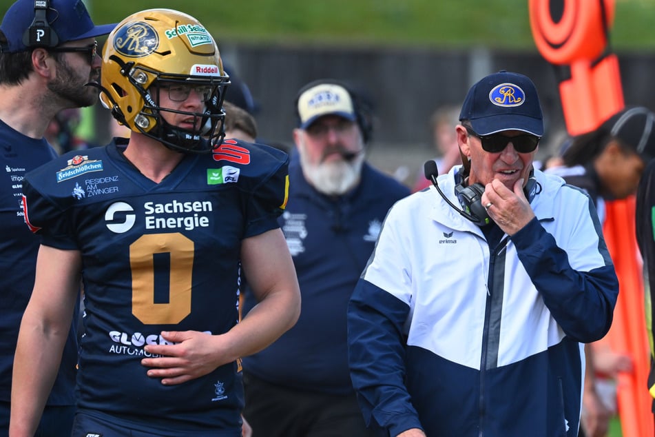 Monarchs-Headcoach Greg Seamon (68, r.) sieht noch Verbesserungsbedarf, auf Kicker Florian Finke (27, l.) war aber Verlass.