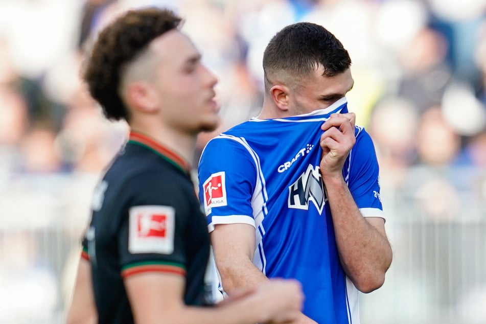 Der SV Darmstadt 98 erlebte gegen den FC Augsburg einen rabenschwarzen Tag und durch die 0:6-Niederlage einen bitteren Rückschlag im Bundesliga-Abstiegskampf.