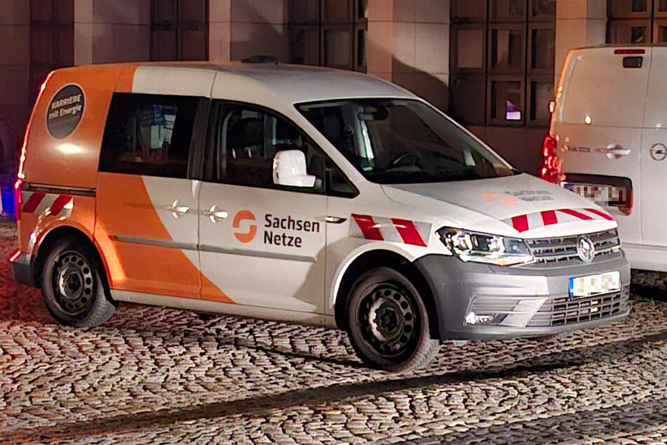 Ein Servicetechniker von Sachsen-Netze kam hinzu, um die betroffene Trafo-Anlage zu begutachten.