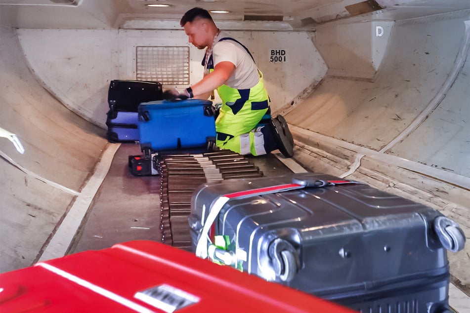 Ganz schön eng und niedrig hier: Peter Friesen (26) befüllt den Gepäckraum der Boeing 737, der sich unter dem Boden der Passagierkabine befindet.