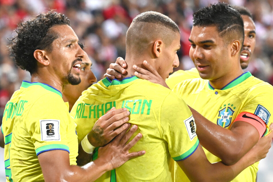 Am Mittwoch gewann Brasilien das zweite WM-Qualifikationsspiel der Woche mit 1:0 gegen Peru. Hier freut sich Richarlison (26, M.) über einen Treffer, der später wieder aberkannt wurde.