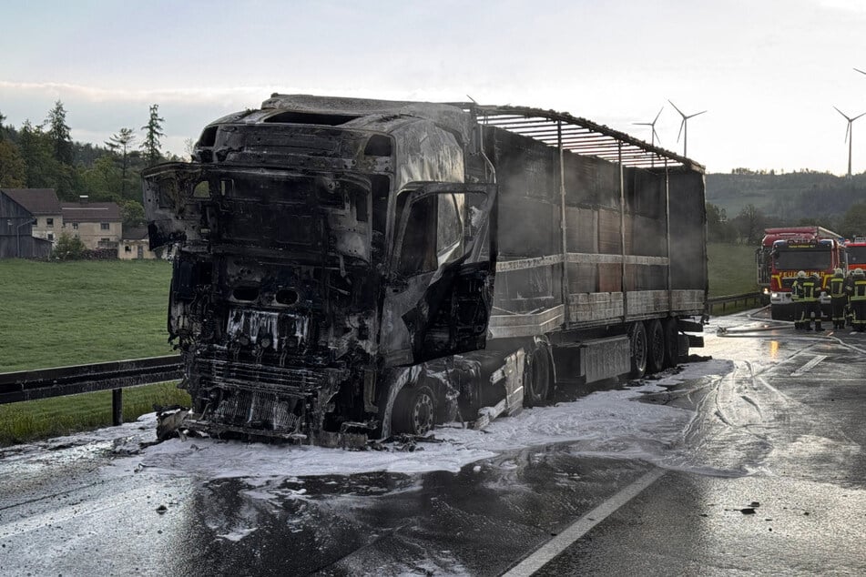 Am Montagmorgen ist auf der A72 ein Lastwagen vollständig ausgebrannt. Die beiden Insassen konnten sich vorher retten.