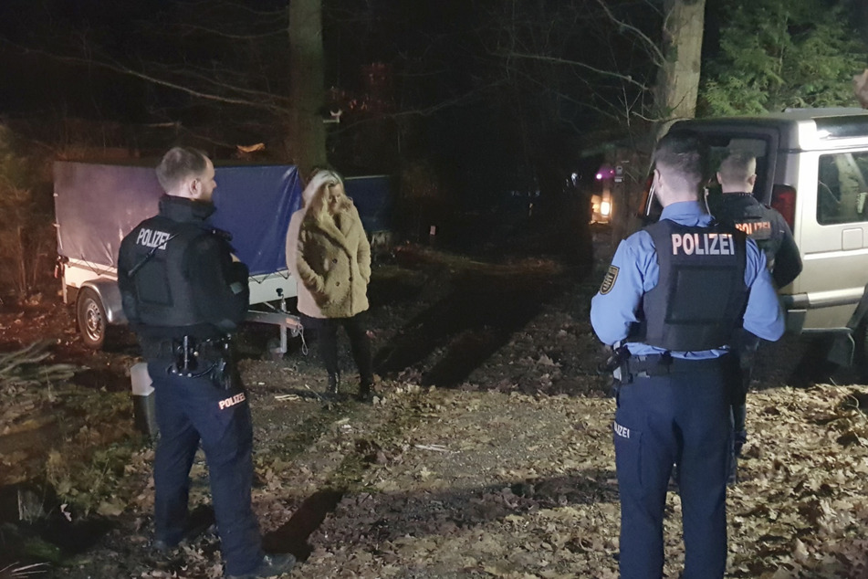 Gleich fünf Polizisten rückten zur Beschlagnahmung des Rehs in Medingen an.