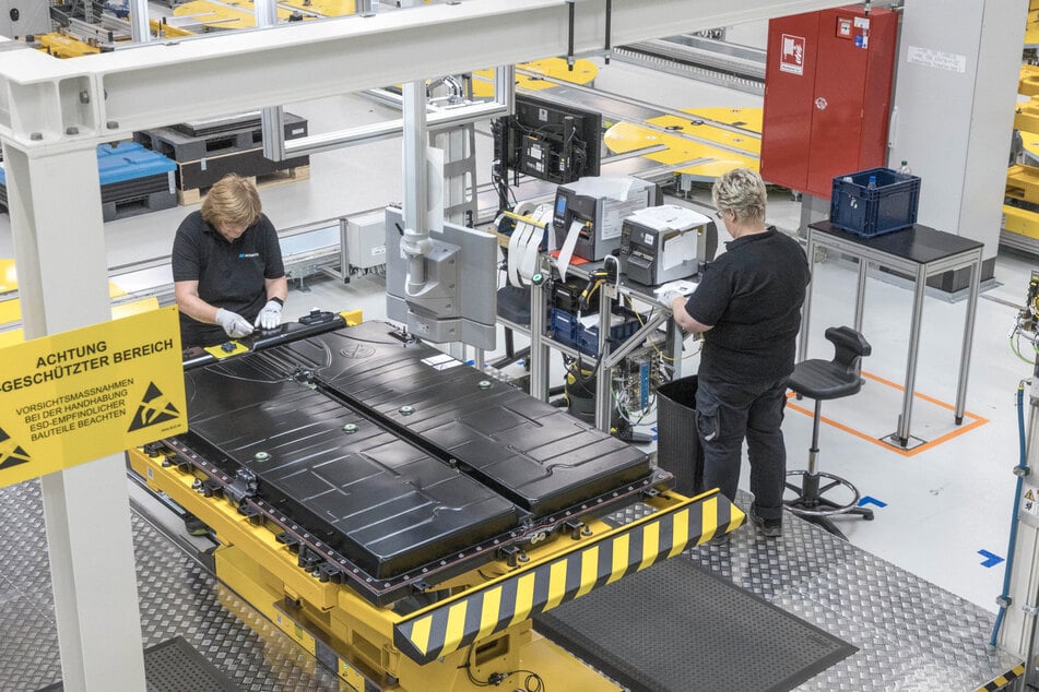 50 einzelne Produktionsschritte sind auf der Fertigungslinie erforderlich, bis die Batterie komplett ist. Einige erfolgen manuell. Der Automatisierungsgrad liegt bei 55 Prozent.