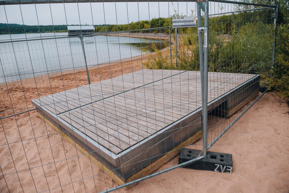 Die Badeinsel bei Absberg wurde an Land gebracht. Sind Schwimmer im Wasser nun sicher?