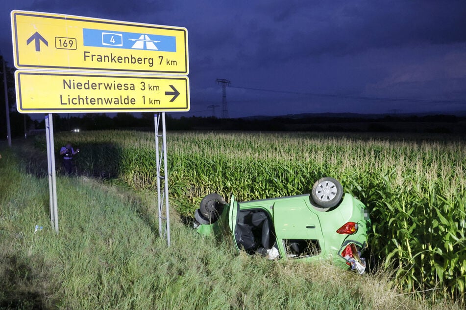 Ein Mitsubishi kam am heutigen Sonntagabend von der Frankenberger Straße (B169) und landete anschließend kopfüber in einem Maisfeld.