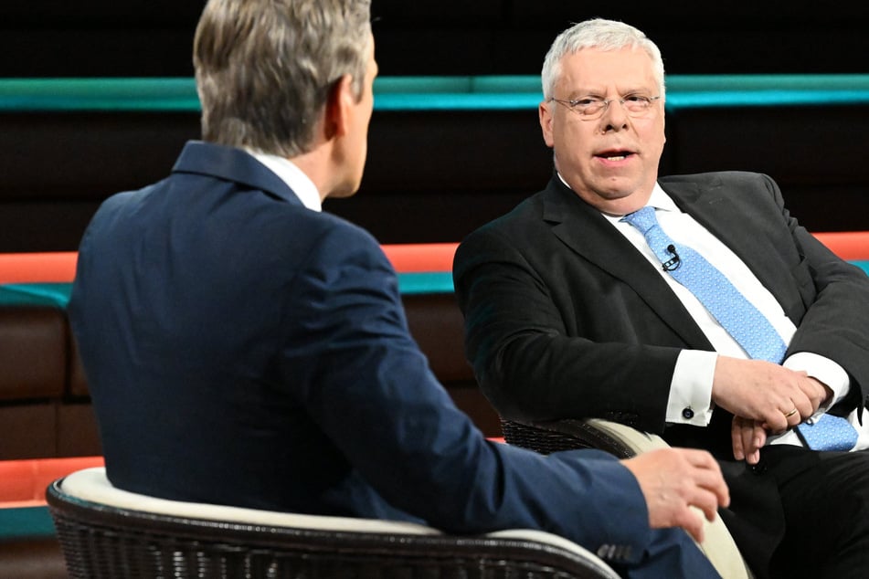 Markus Lanz fragt besorgt: "Können Sie garantieren, dass Flugzeuge in Deutschland weiter fliegen werden?"