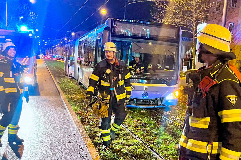 Der festgefahrene Bus musste mit einer Seilwinde auf festen Untergrund gezogen werden.