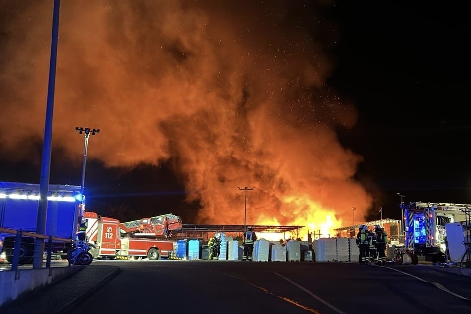 Schon von weitem waren die Flammen an der Franz-Haniel-Straße zu sehen.