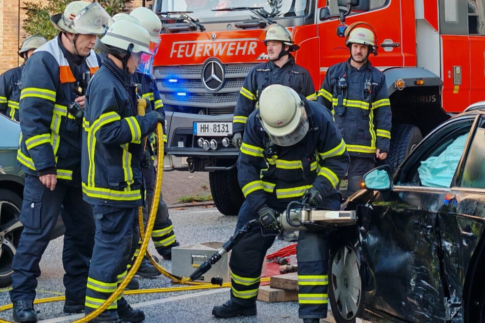 Die Feuerwehr musste zwei Insassen aus dem Wrack befreien.