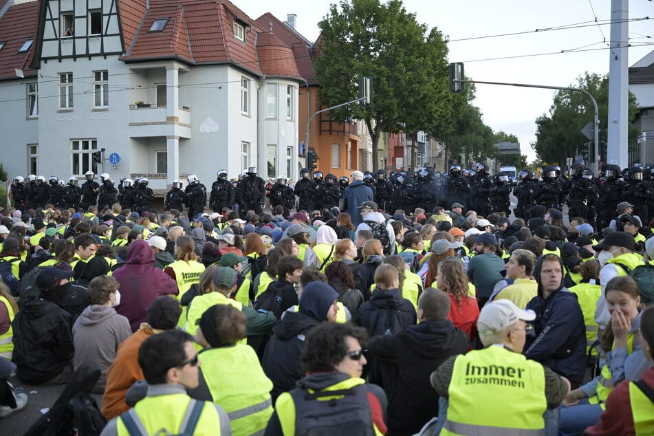 In der Erfurter Innenstadt kommt es zu zahlreichen Protesten. Eine Polizeikette wurde errichtet.