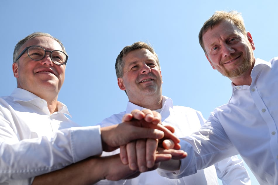 Mario Voigt (49, CDU, v.l.), Sven Schulze (46, CDU) und Michael Kretschmer (51, CDU) bei einer gemeinsamen Schifffahrt auf dem Geiseltalsee.