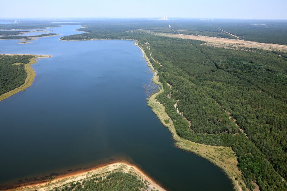 Vor dem Speicherbecken Lohsa II soll das belastete Grundwasser abgefangen werden.