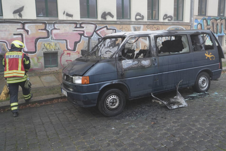 Der VW brannte vollständig aus. Die Polizei bezifferte den Schaden mit rund 10.000 Euro.