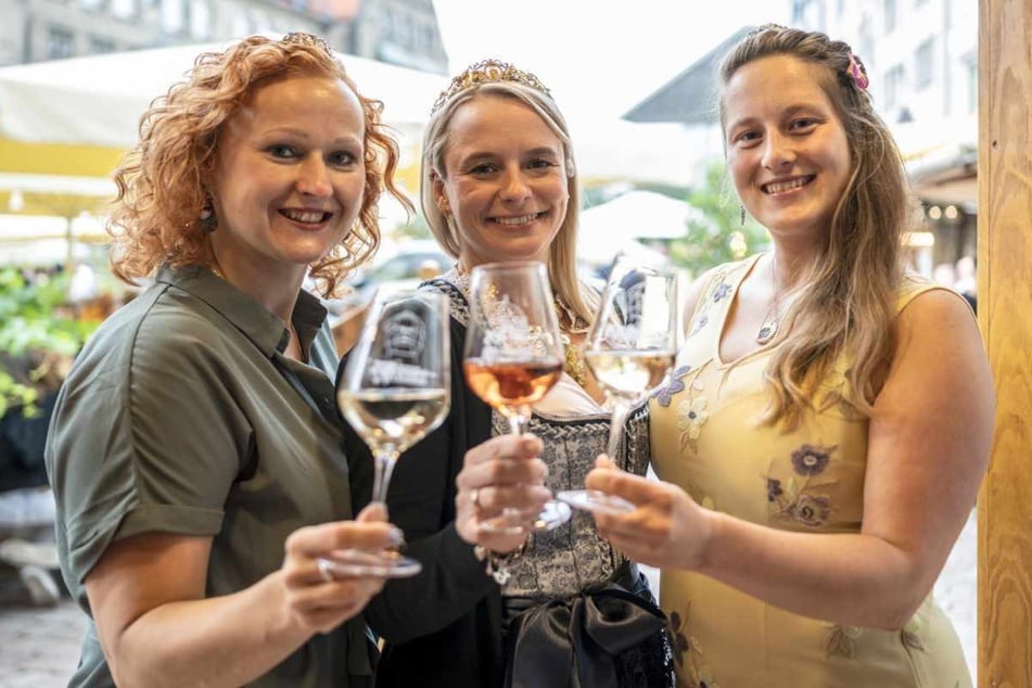 Das noch bis 15. August amtierende Sachsen-Trio: Weinkönigin Sabrina Schreiber (31, Mitte) mit ihren Weinprinzessinnen Sabine Leonhardt (39, l.) und Stefanie Mühlbach (32, r.).