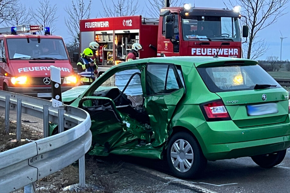 Die Fahrerseite des Skodas wurden bei dem Unfall komplett zerstört.