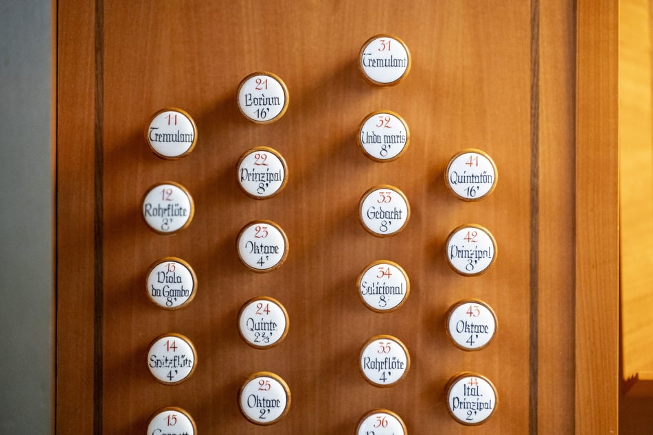 Rund 2500 Pfeifen, zwei Manuale, Pedal und 37 Register ermöglichen ein vielfältiges Musizieren.