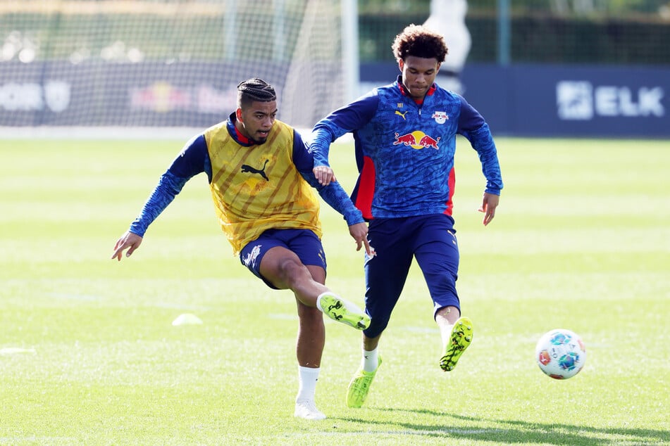 Benjamin Henrichs (28, l.) im Duell mit Nachwuchskicker Samba Konaté (16).