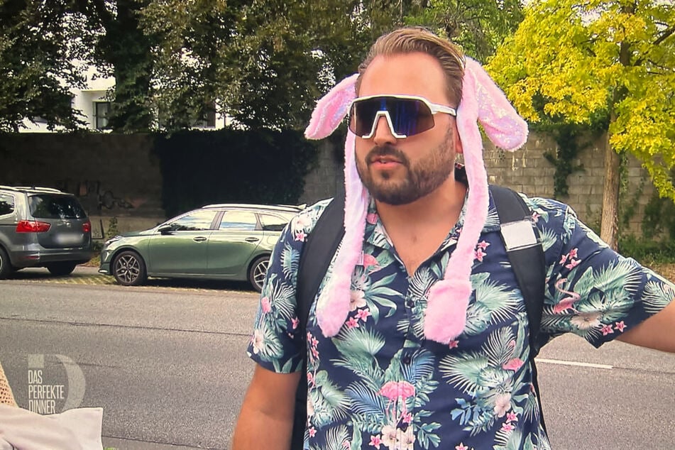 Markus (37) sorgt mit seinem Look an Tag zwei für grinsende Gesichter.