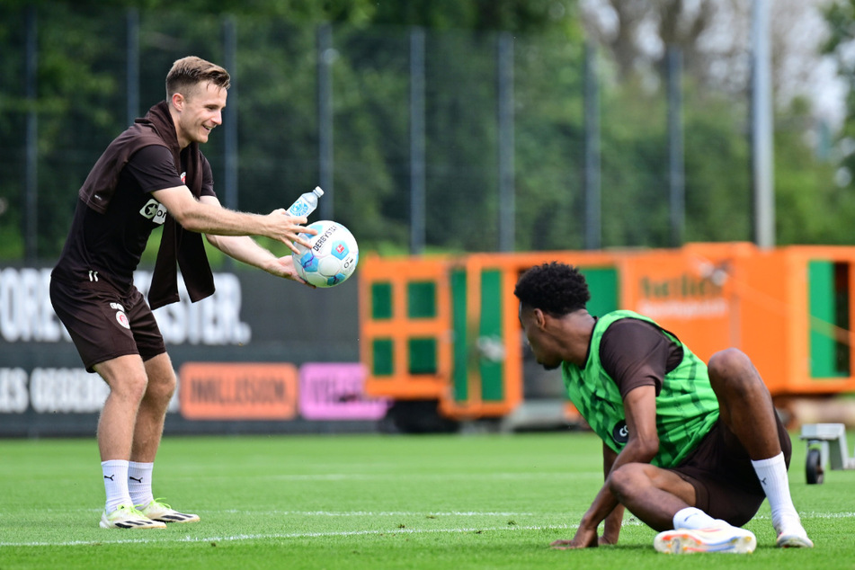 Der 26-Jährige schaute nach seiner individuellen Einheit seinen Teamkollegen um Sturmkamerad Morgan Guilavogui (26) zu.