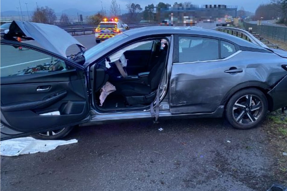 Nissan kracht auf A6 in Lkw und Leitplanke: Fahrerin (22) verletzt im Auto eingeklemmt