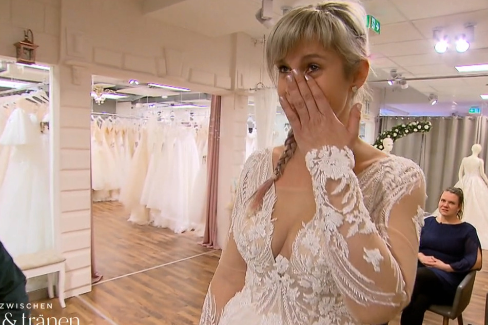 Als sich die 37-Jährige im Brautkleid sieht, kommen ihr die Tränen.