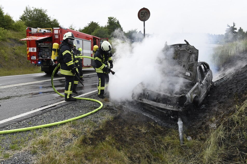 Als die tschechischen Kameraden bereits auf dem Weg nach Hause waren, erstickten ihre deutschen Kollegen die letzten Flammen im Mercedes.