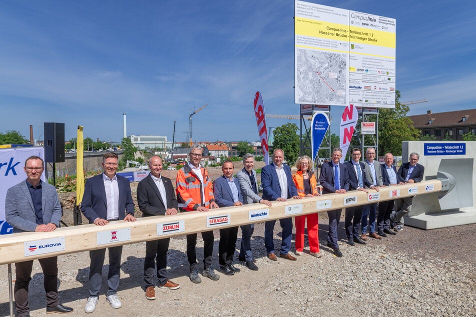 Zum offiziellen Auftakt der Bauarbeiten versammelten sich alle Projektbeteiligten hinter einem Riesen-Spaten.