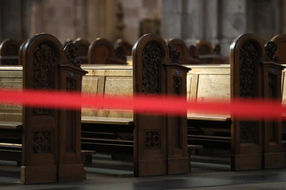 Ein Teil der Kirchenbänke im Kölner Dom sind abgesperrt. (Archivbild)