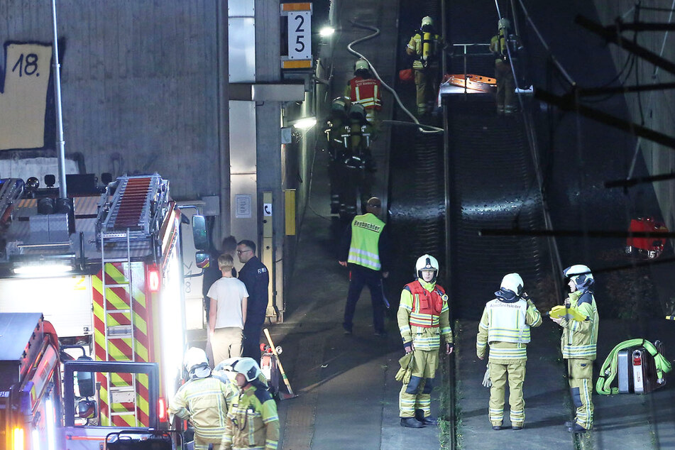 Übungseinsätze sind für die Feuerwehr unerlässlich: Ein solcher fand in der Nacht von Freitag auf Samstag am Flughafen Dresden statt.