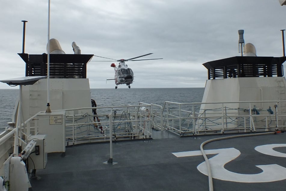 Der Rettungshubschrauber "Northern Rescue 02" landete auf dem Bundespolizeischiff "Bamberg", um eine verletzte Person an Bord zu nehmen.