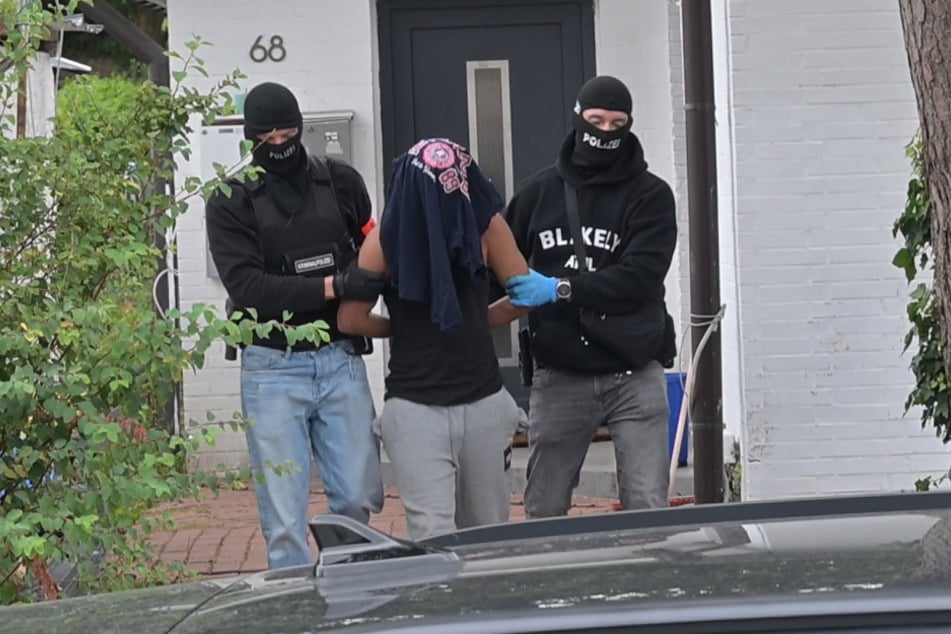 Bei einem Einsatz in Hamburg-Neugraben wurde am Dienstag ein 30-Jähriger verhaftet. Er soll die Schüsse auf einen 45-Jährigen Mitte Juni beauftragt haben.