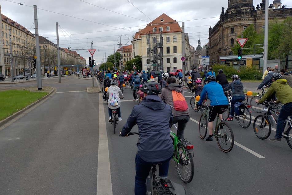 Laut ADFC fuhren im Rahmen der Demonstration insgesamt 470 Teilnehmer rund sieben Kilometer. Dabei wurde auch zweimal die Elbe überquert.