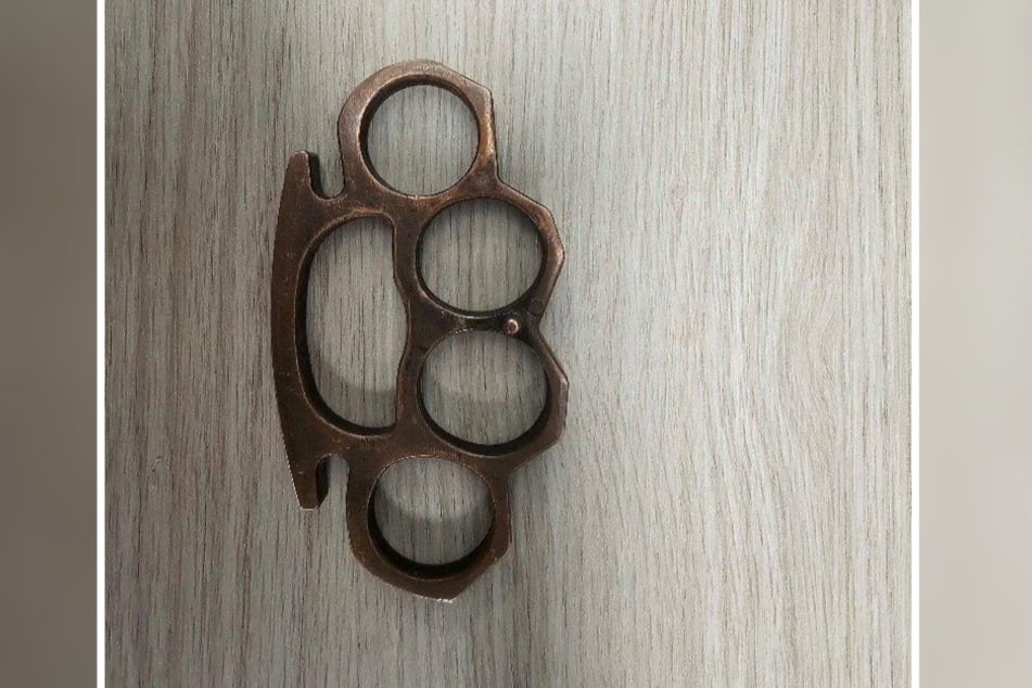 Diesen Schlagring musste der 47-Jährige der Polizei übergeben.