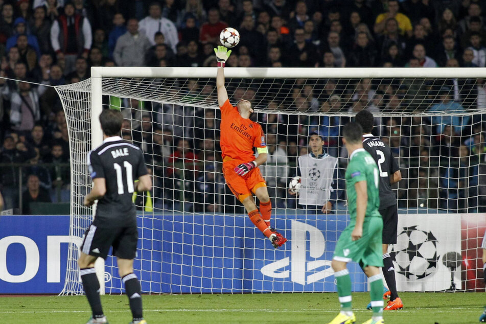Real-Ikone Iker Casillas (39, Mitte) war mit seinen 1,82 m zwar nicht der größte Keeper, dafür aber einer der sprunggewaltigsten.