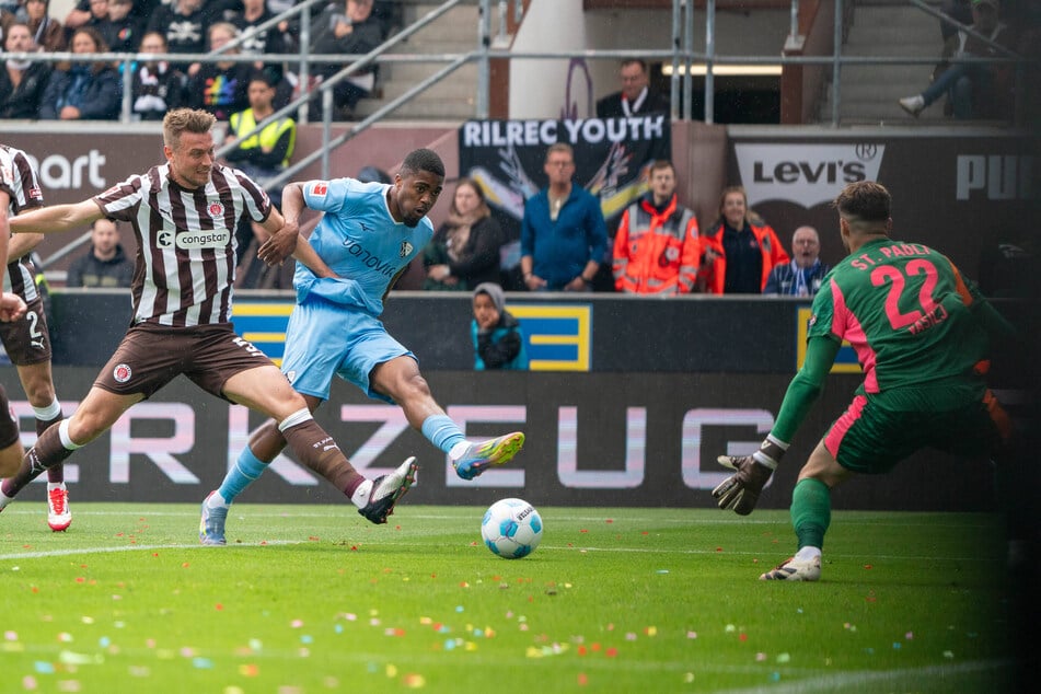 Myron Boadu (M.) sorgte mit einem Doppelpack für einen Sieg der bereits abgestiegenen Bochumer.