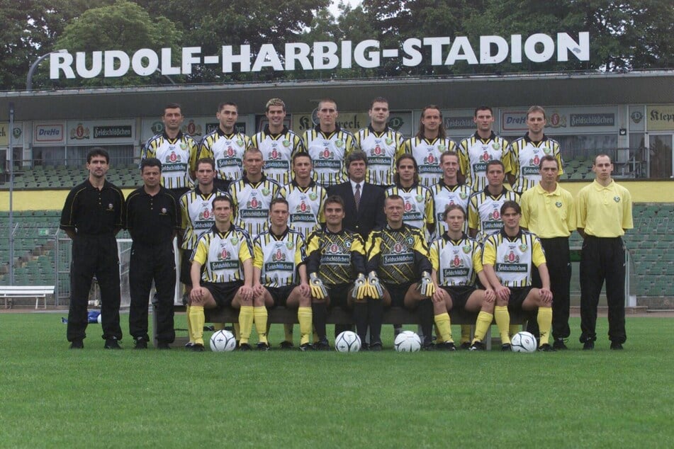 Der charismatische Niederländer (2. Reihe, Mitte) konnte den direkten Aufstieg in die Regionalliga in der Saison 2000/2001 nicht schaffen und wurde im März 2001 entlassen.