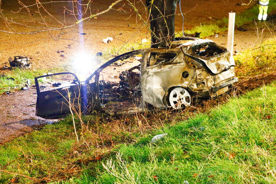 Ein Autofahrer (†32) ist am frühen Samstagmorgen beim Frontalzusammenstoß mit einem Baum gestorben.