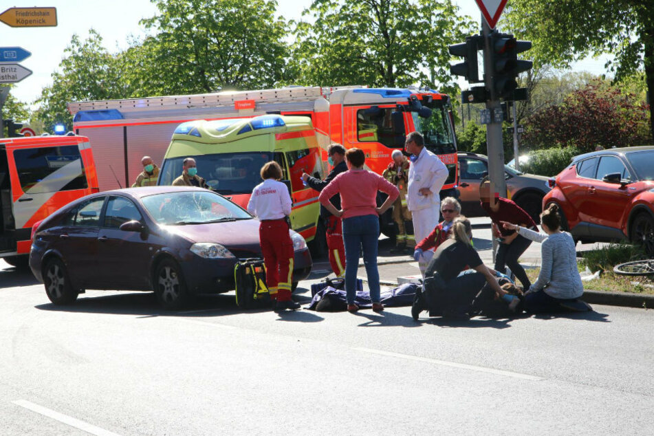 Radfahrerin und Fußgängerin von Auto erfasst und auf Straße geschleudert