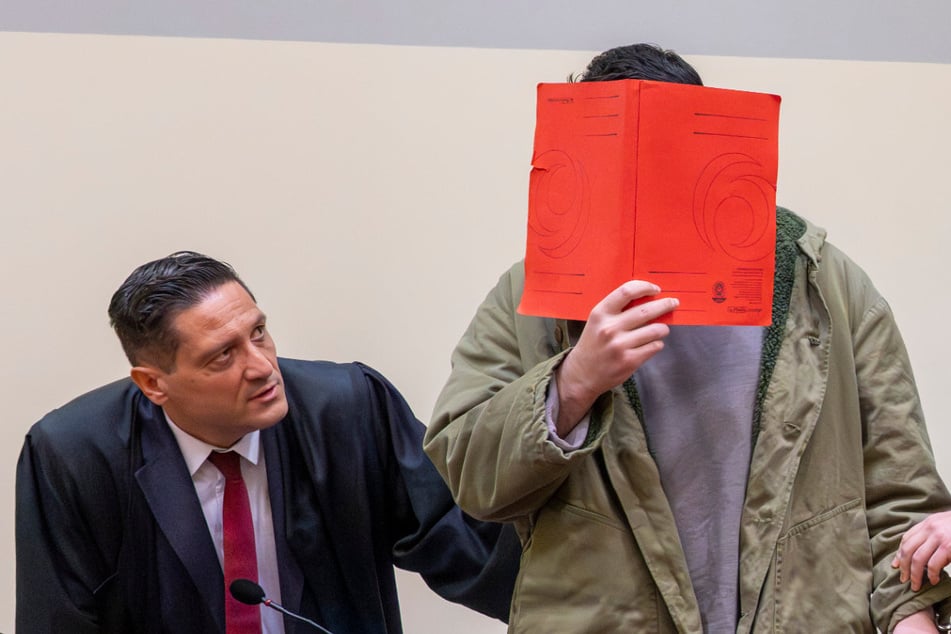 Der Angeklagte Farhad N. (M.) und sein Anwalt Ömer Sahinci (l.) nehmen vor Prozessbeginn im Verhandlungssaal Platz.