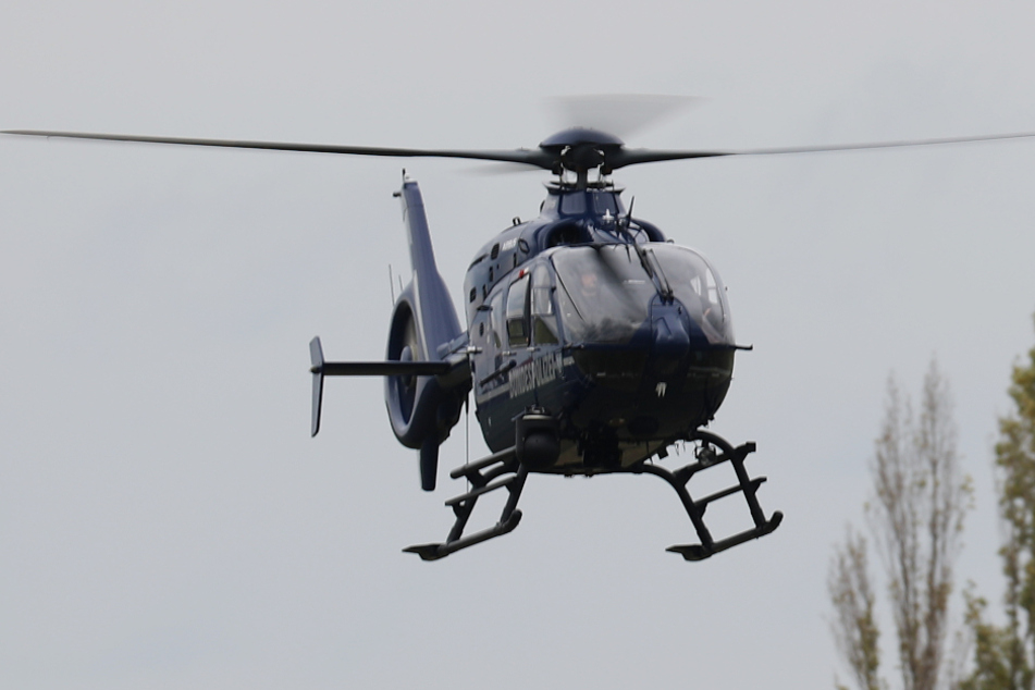 Ein Polizeihubschrauber war im Einsatz. (Symbolbild)