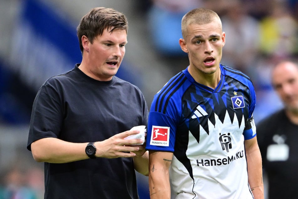 HSV-Coach Merlin Polzin (34) im Gespräch mit Linksverteidiger Miro Muheim (27). Kriegen die Hanseaten ihre Defensivprobleme in den Griff?
