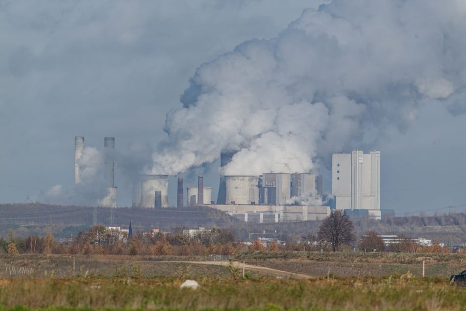 Das Braunkohle-Kraftwerk in Bergheim-Niederaußem ist auch aus weiter Ferne nicht zu übersehen.