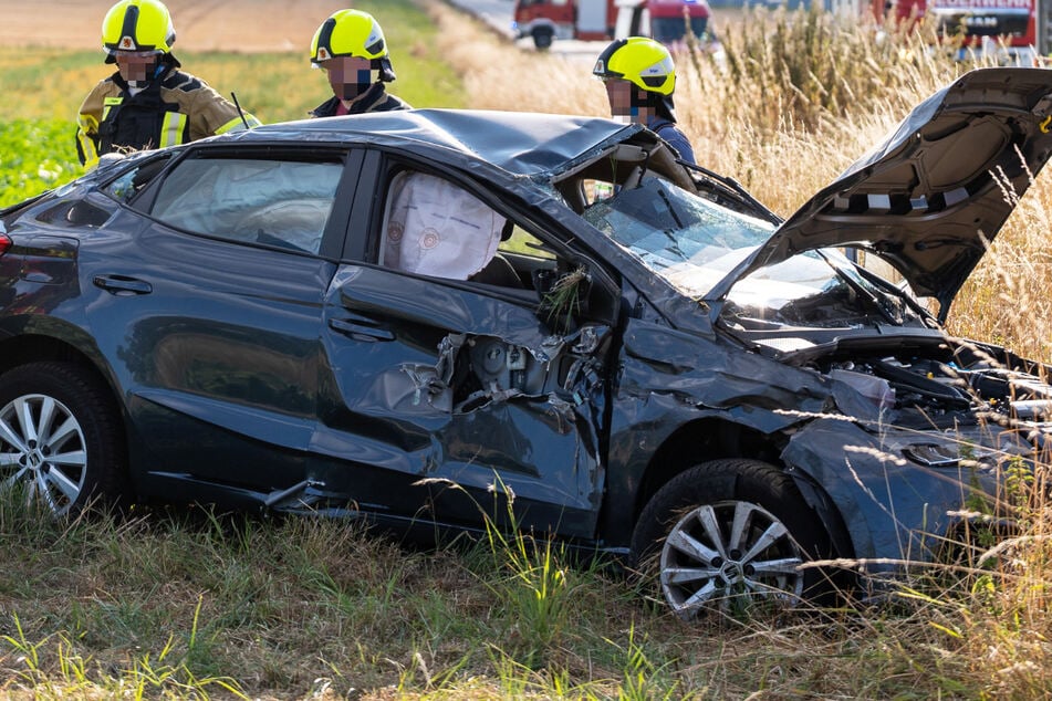 Unfall auf der B426 bei Reinheim: Ein Seat Ibiza überschlug sich mehrfach, die 57-jährige Fahrerin wurde verletzt.