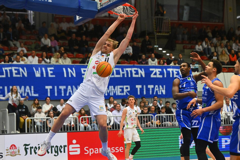 The Dresden Titans (in white) gave Karlsruhe a warm welcome during the year 101.