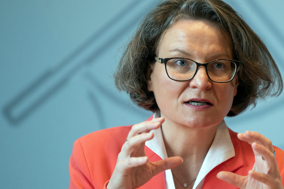 Laut NRW-Bauministerin Ina Scharrenbach (45, CDU) könnte ein nationales Impfregister bei allen Impfungen helfen.
