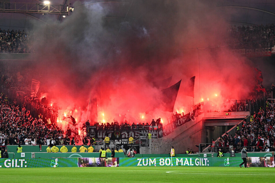 Auch im Halbfinale des DFB-Pokals in Stuttgart brannte der SGE-Fanblock.