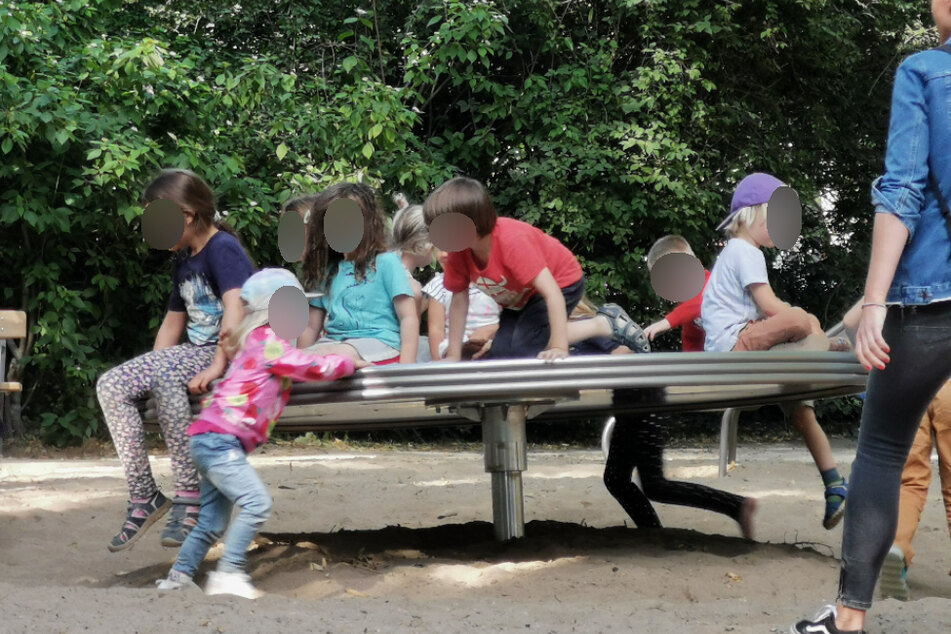 Vom Mindestabstand ist auf einem Spielplatz im Clara-Zetkin-Park reichlich wenig zu sehen.